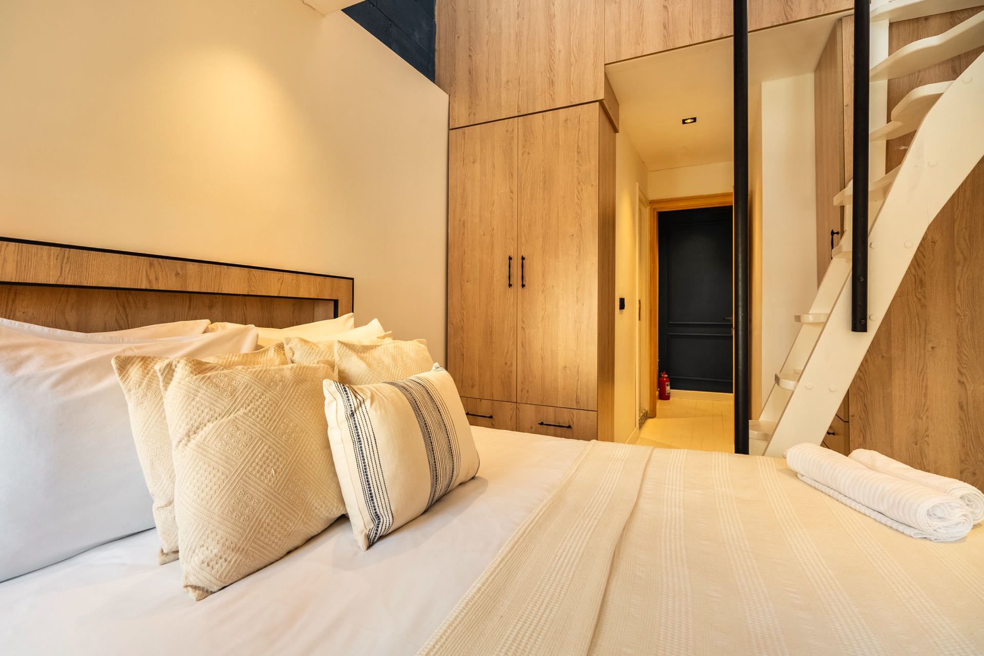 Evini Dodola | Modern 2BR Beşiktaş: Private Library & Top Views